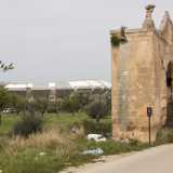 Per raggiungerla basta imboccare dai parcheggi del San Nicola strada rurale Tresca. Dopo 400 metri apparir� sulla destra un monumentale arco in pietra tufacea...